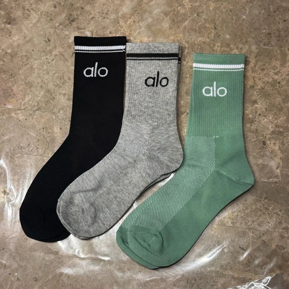 New Women’s Alo Socks
New with tags in its packaging
3 pairs
Fits sizes 6-11 - Picture 2 of 4
